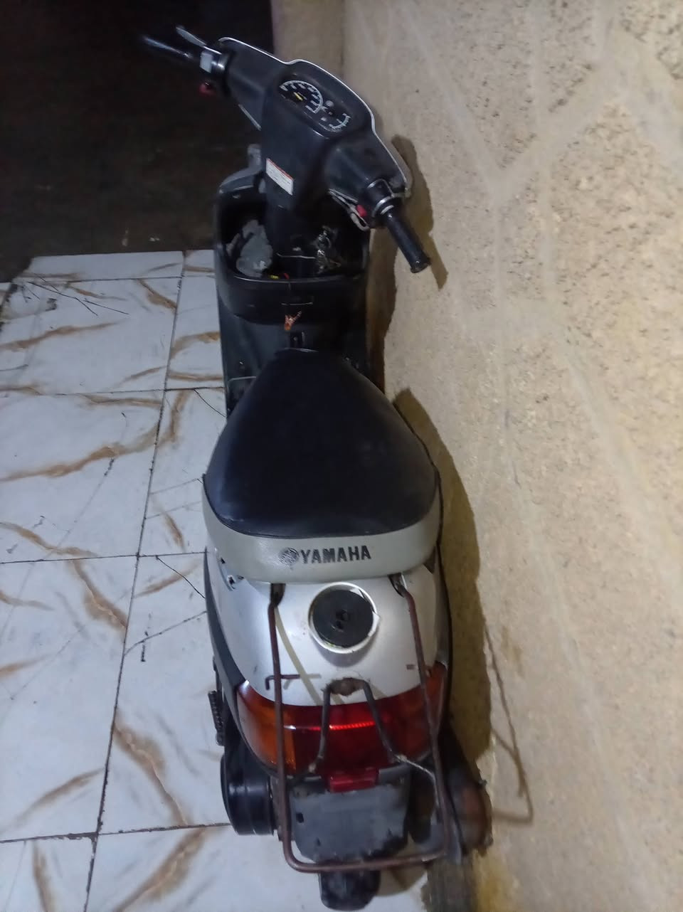 السلام عليكم دراجه بطه للبيع الدراجه نضيفه كهربائيات كله شغاله عوزه بس باتري هورن مابيه وشاير فقط والستان طاك الدراجه شغاله هندر واحد المكان كربلاء الحولي 100 السعر 175 وبيه مجال الرقم ***********
