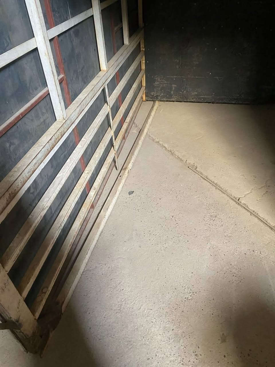 بوكس محجر كامل مال نثية للبيع نظيف جدا السعر ٢٧٥ الف قفل المكان بغداد
***********
