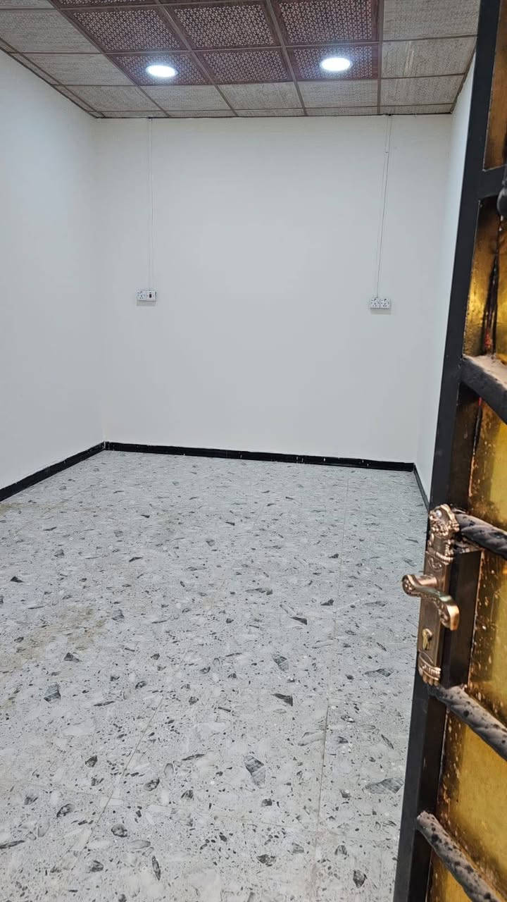 السلام عليكم 

يعلن مكتب عقارات النهروان عن توفر بيت للبيع بسعر مناسب جداً 

طابو صرف عرصة يتحول بأسم المشتري . 
المساحة 155 متر 
العنوان / ابوكوصرة شارع الكديحيه

يتكون البيت من 
غرفتين 
مطبخ 
صحيات 
استقبال

السعر 60 قابل للتفاوض 

التواصل والاستفسار 

***********
