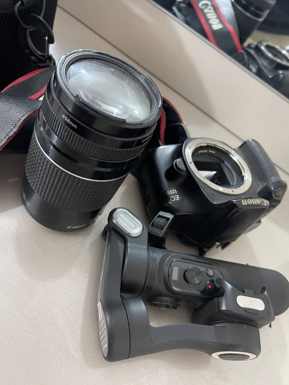 كامرة مع مافه ملحقاتها مثل ما موضح بالصورا للبيع. السعر 400مكاني بغداد جديدة ***********
