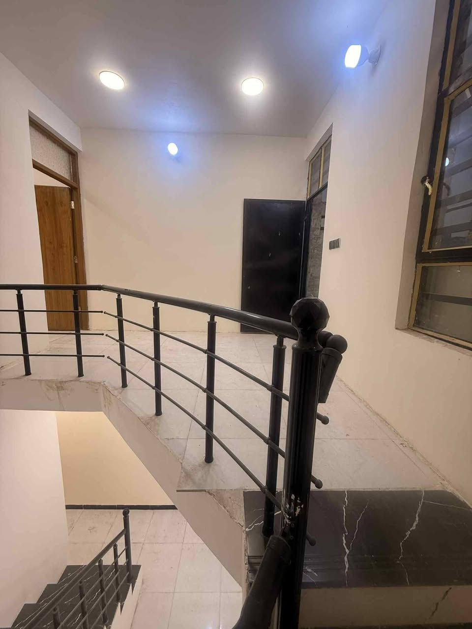 دار للبيع في بوب شام زراعي بيت ضيفان مساحه 100متر واجيها 5نزال 20الدار طابق ونص بناءحديث استفسار ***********
