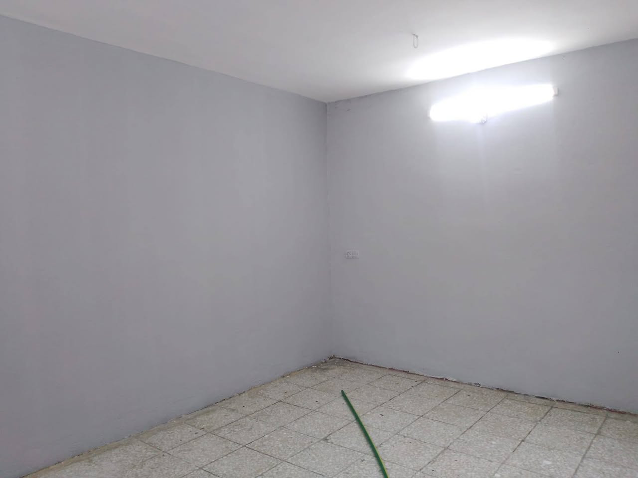 السلام عليكم
بيت 100 متر في قطاع ٨٠ مقابل قطاع ٧٥ 
اول فرع بعد ملعب الترابي 
استقبال وغرفه نوم وصاله ومطبخ وترك وصحيات خارجيه
الفرع مبلط ونضيف. 

للاستفسار الاتصال ***********  يوجد وات ساب
