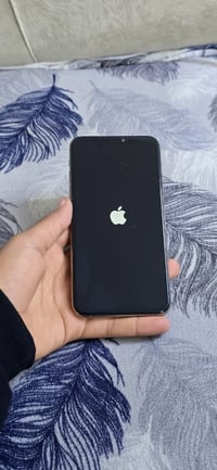 ايفون 11pro max لبيع جهاز نضيف السعر خاص او اتصال 07831170230