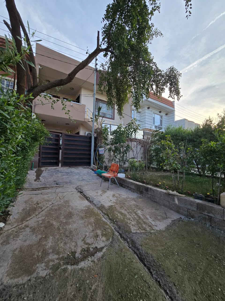 ✅دار  للبيـــــــع// طـابـقـيـن فـي حي رمضان خلف اسواق ابو كاوه  🏞️🏞️
 
🏗️📍المــــــــوقع// حي  رمضان _ خلف اسواق ابو كاوه داخل الفرع

✏️المســـــاحة/ 125 / رقم مكملين معامله مال طابو 

🚩 الدار  ؛؛ يحتوي علي حديقة 🏞️100م + سقف ثانوي كامل مع سقف مغربي بناء حديث

طـابـق الاول 
( 1غرفة نوم _ استقبال _ مطبخ حار بارد _ صحيات خارجي _ حمام داخل البيت _ كراج سياره _ حديقة داخل الحوش و حديقة امام البيت 100م 

طـابـق الثاني ( نفس تصميم طابق الاول )

السعر // 65 مليون وبي مجال

🏫📚نستقبل جميع عروض البيع و ترويجها بإعلانات 

للمزيد من التفاصيل الاتصال او المراسلة خاص  ***********
 📍موقع المكتب  📌 خانقين - المزرعه
خلف جامع الهدايه ➖
