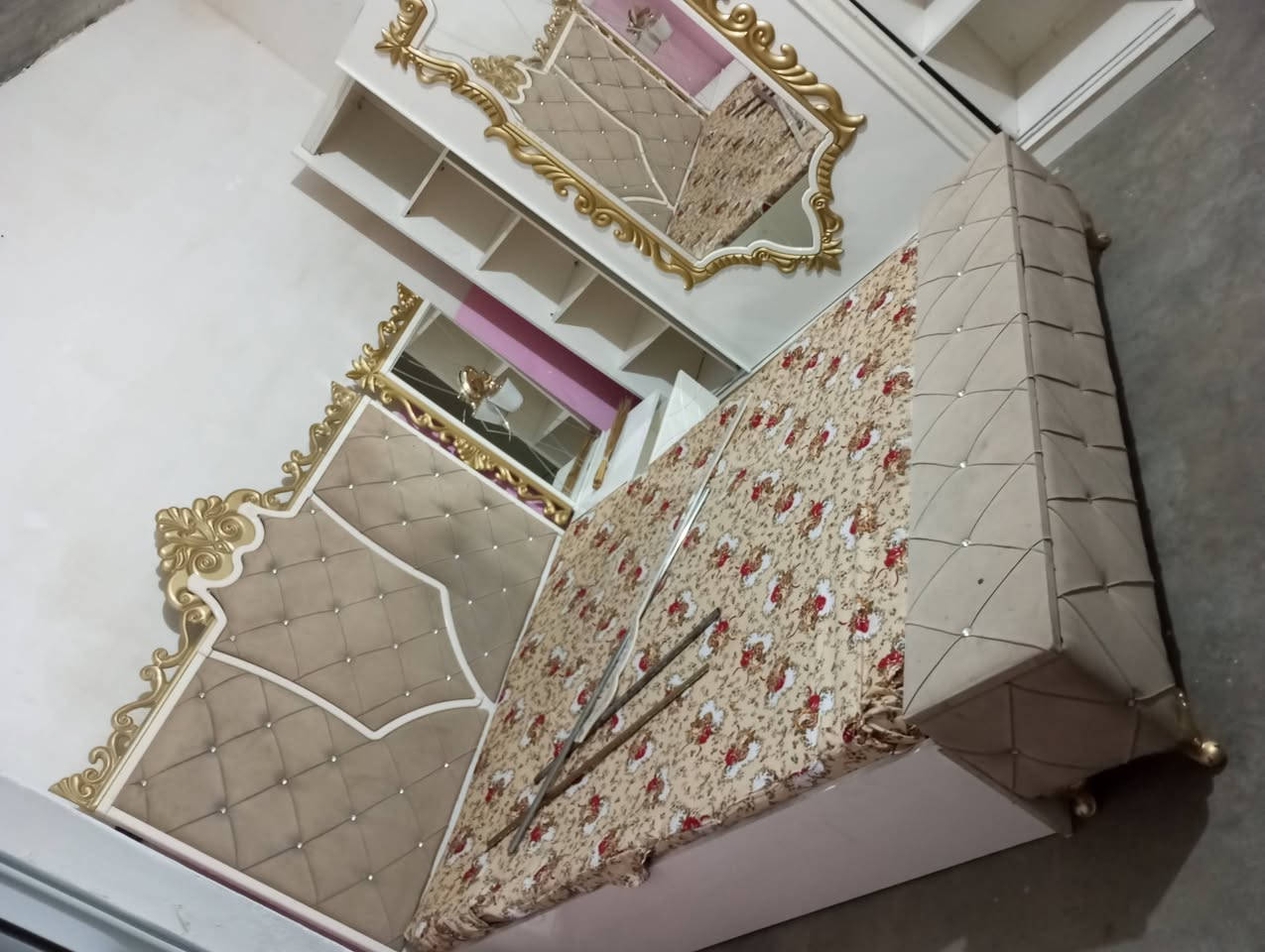 غرفة نوم للبيع سعرها 300 الف وبيها مجال المنطقة دوميز الزراعي قريب على محطه شمس للتواصل ***********
