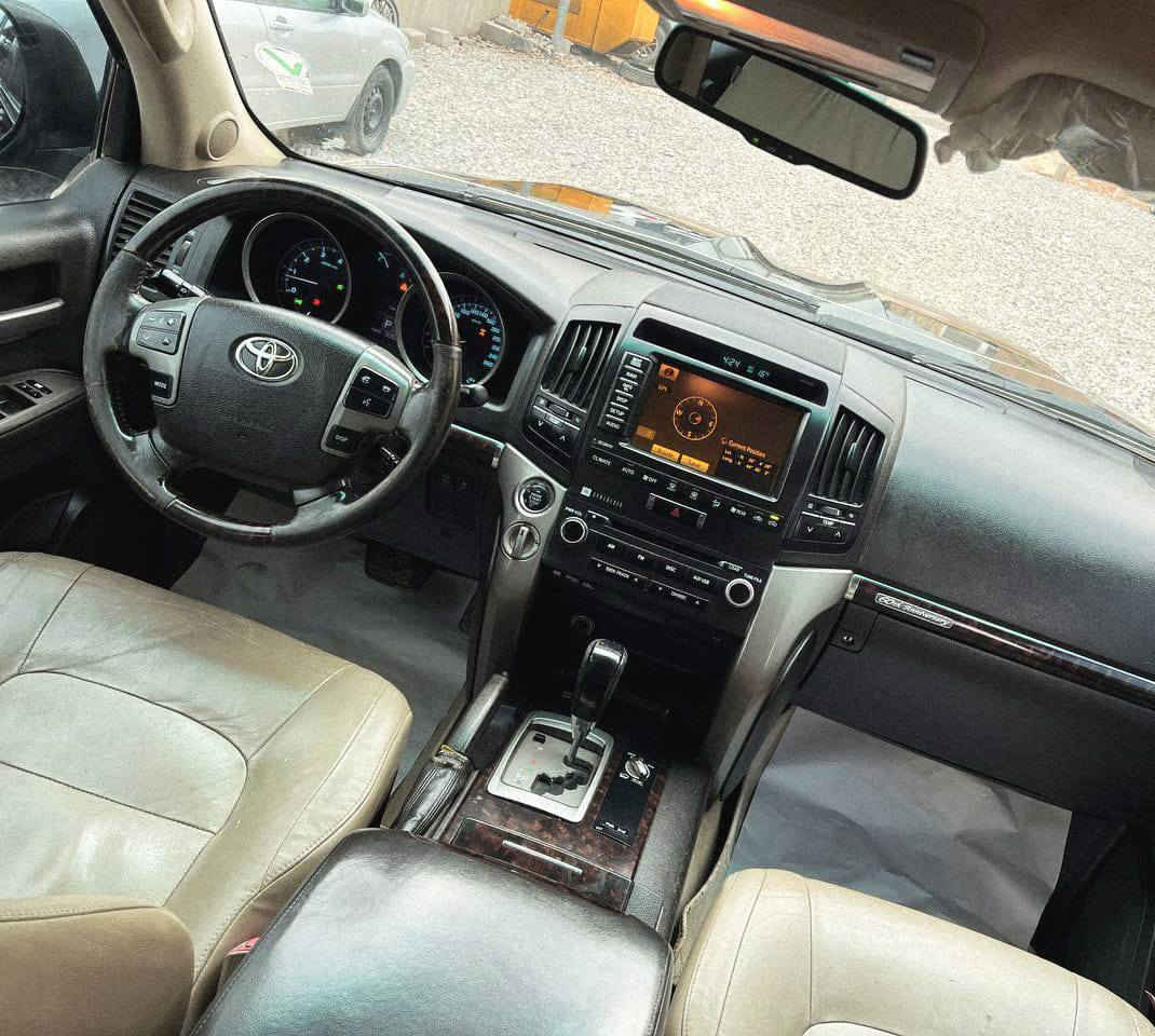 تۆیۆتا لاندکروز 2011 GXR کامل کراوە بە 2018 
220 هەزار کم ڕۆشتووە 
پێش و پشتی کەپسە 
تایەی نوێی لەژێرە 
دوو پارچەی بۆیاخە 
چاملغ و دەرکای سەکن 
مەکینە 5.7 مواسەفات لێگزس 

سعر : لە کۆمێنت داوای بکە ڕاستەوخۆ بۆت دێت 🤖 

گێر و مەکینەی بەشەرت 
هیچ کێشەیەکی تێدا نییە 

ژمارەی خاوەنەکەی 
***********
