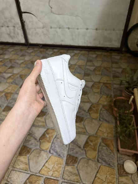 حذاء نايك اير فورس قياس 40 25 سانتيم  الحذاء ملبوس مره وحده فقط باله أوربي اصلي تصفيات السعر مناسب للاستفسار ***********
