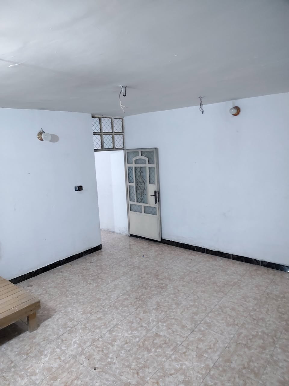 السلام عليكم الدار للبيع مساحة 115 متر زراعي /30 متر تشجير يحتوي على 2 غرف نوم +صالة + مطبخ+ صحيات 2 +مخزن 
الموقع:بداية النواب الفرع مقابيل كوفي المزرعة السعيدة قرب متوسطة الأبرار (للبيع وليس للأيجار)
للإستفسار:***********
