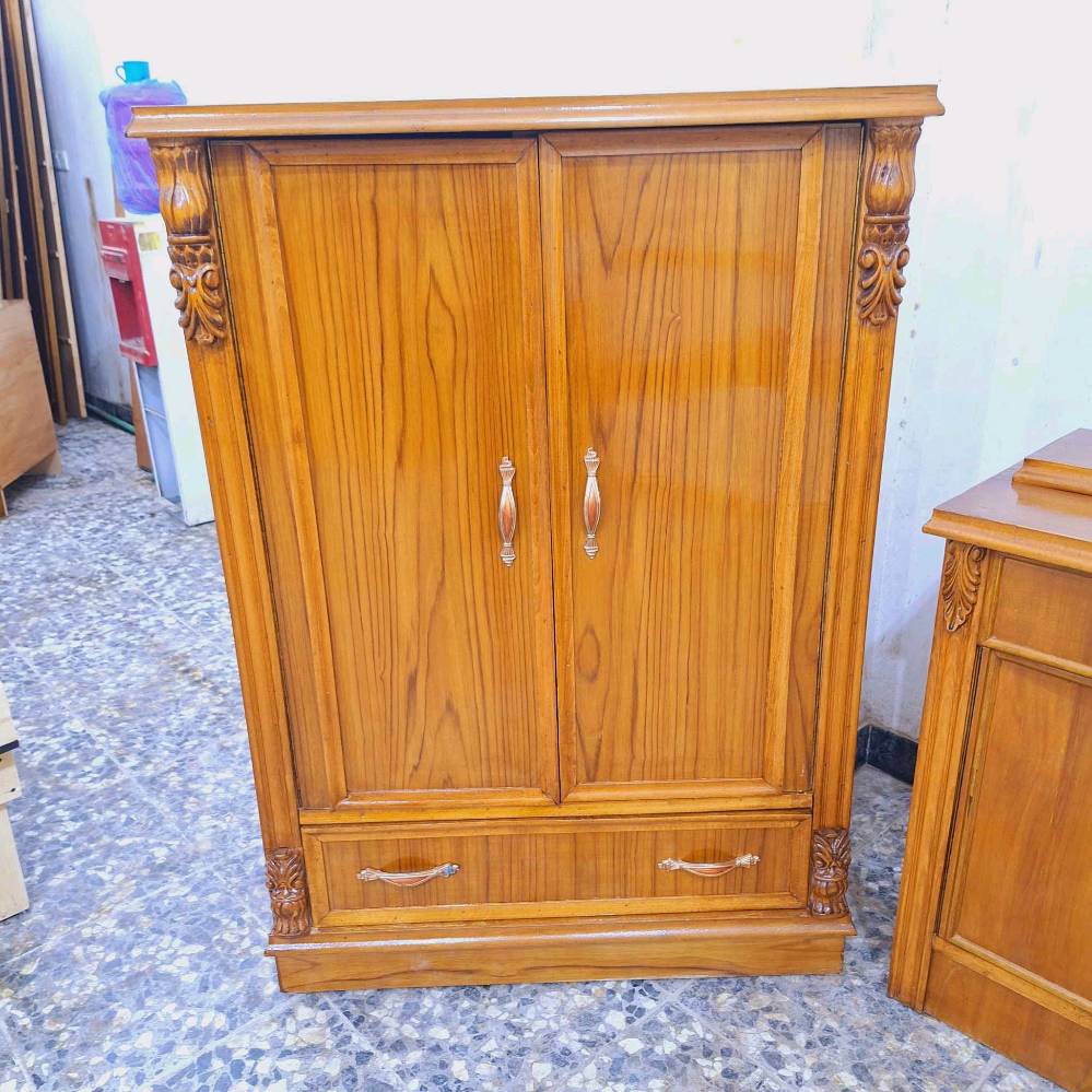 غرفة نوم راقية تتكون من تخت فاخر مع ظهر مبطن مُزخرف، بالإضافة إلى كومودينو وأدراج متناسقة بتصميم كلاسيكي مميز. تضمنت المجموعة أيضاً دواليب كبيرة وأثاث للتخزين مصنوعة من خشب ذو نوعية عالية مما يضمن متانة وطول عمر الغرفة. التصميم يعطي لمسة فخامة لأي غرفة نوم. للمزيد من التفاصيل أو للاستفسار يمكن التواصل معي بشكل مباشر.