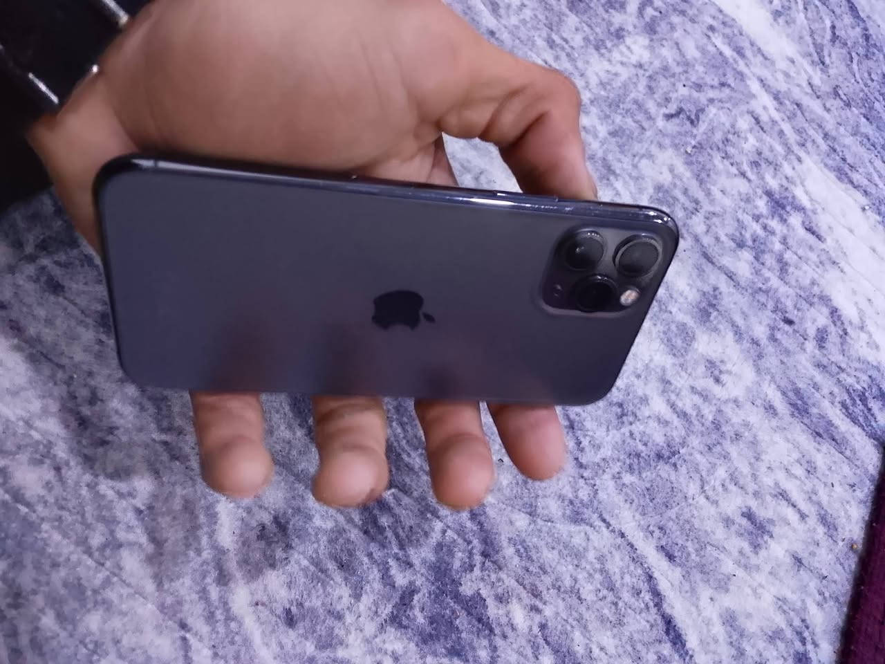 11 ابرو حييل نضيف 
ذاكره 256
بطاريه 78 
 فيس ايدي شغال
شاشه مبدل اصلي 
كامرات ، صوت ،سيم كله مكفول 
سعر 215
وتساب ***********
