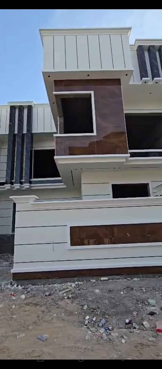 🏡 دار حديث للبيع – فول
تمتزج مع الحداثه العصريه الحديثه 
مزودة بأحدث التقنيات 
 مواصفات
📍 الموقع: البصرة / أبي الخصيب – البهادريه
🔹 قريب على الشارع العام الداخلي (السايدين)يشمل الموقع خدمات شامله تلبي متطلبات الحياة من مدارس وخطوط نقل طلاب وأسواق وماء وكهرباء وجميع الخدمات الصحيه 
📐 المساحة: 200 متر
🏗️ نوع البناء: حديث – طابقين
✨ تفاصيل الدار:
• 6 غرف نوم (سويت)
• استقبال واسع
• صالتين مريحة
• مطبخ حار + مطبخ بارد
• صحيات حديثة
• كراج سيارة
📜 نوع الملكية: طابو زراعي عراقي
📞 للاستفسار: تواصل معنا هنا 
ع الواتساب ***********ونرشدك لذلك الموقع البصرة, العراق
