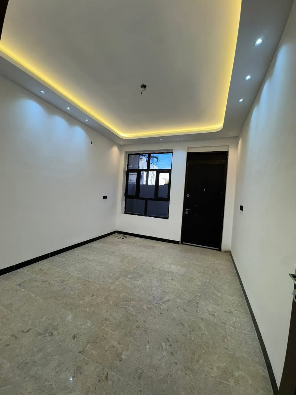 دار للبيع

المساحة 75

الوجه 3/75 النزال 20

يحتوي على صالة ومطبخ وخدمات 

وثلاث غرف نوم 🛌 

العنوان حي الجهاد ديوان المخابرات 

الاستفسار ***********
