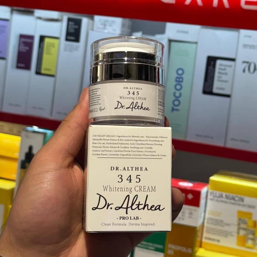 🌸 كريم Dr. Althea 345 Whitening

 💓 Cream هو كريم مرطب للوجه مصمم لتفتيح البشرة ومعالجة البقع الداكنة

💓 يحتوي على النياسيناميد ومستخلصات نباتية مثل مستخلص زهرة الكركديه والريسفيراترول لتقليل البقع وتوحيد لون البشرة، بالإضافة إلى حمض الهيالورونيك للترطيب🩵
الفوائد: يهدف إلى تفتيح البشرة، تقليل البقع الداكنة، وتوفير الترطيب. 
✔️ الاستخدام:
 يُوضع بكمية مناسبة على طول ملمس البشرة بالتساوي ويُربت عليه لامتصاص أفضل. 
 يتميز بتركيبة نظيفة 
مناسب لـ: يُعتبر مناسبًا للبشرة الحساسة والمعرضة للالتهابات
المنشأ كوريا الأصلي 🇰🇷 

السعر 15 الاف


**إذا كنت صاحب هذا الإعلان وتريد حذفه لأي سبب، رجاءا أرسل رسالة إلى الدعم الفني**