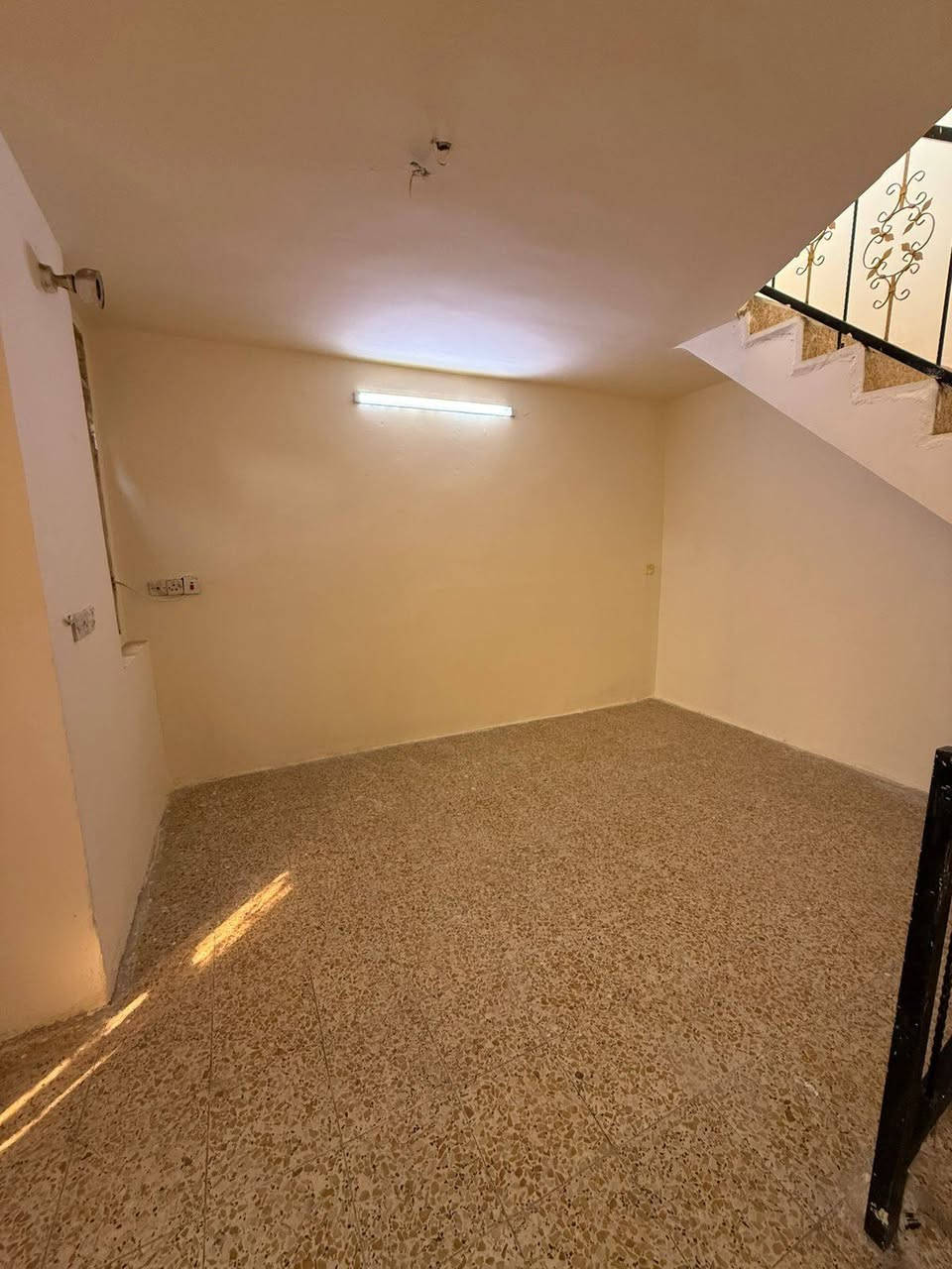 السلام عليكم
مشتمل للأيجار في منطقة الامين نواب الضباط
طابق ثاني مكون من صالة ومطبخ وغرفة نوم وحمام وسطح
للأستفسار الاتصال على هذا الرقم
***********
