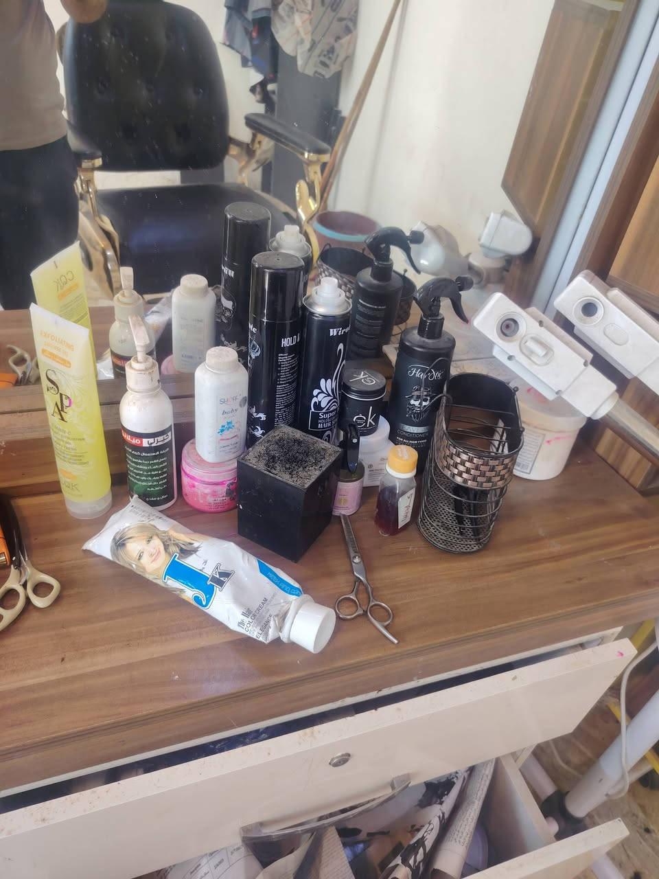 السلام عليكم
٣ كراسي ملكي

٣ ميوزه

ارفوف

أدوات حلاقه

جهاز بخار

السعر  ١٥٠٠ بي مجال

التواصل *********** واتس
