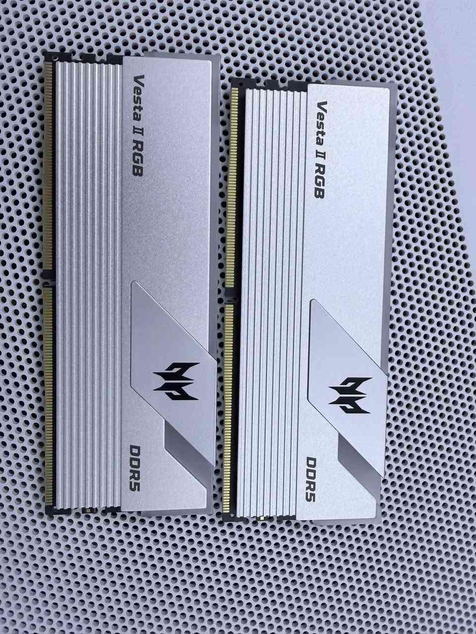 🔥 تحفة للمحترفين وأصحاب التجميعات الثگيلة (رندر، AI، كيمنك) 🔥
للبيع رامات DDR5 من الفئة العليا (High-End)، نظافة 100% أخو الجديد بالباكيت!

📦 المواصفات:

• الماركة والموديل: Acer Predator Vesta II RGB (تبريد ألمنيوم ممتاز وشكل فخم).

• السعة الكلية: 64GB (قطعتين كل وحدة 32GB).

• السرعة: 6000MHz 🚀

• التواقيت (هنا الزبدة): CL30-38-38-76 (أفضل تواقيت ممكن تحصلها بهاي السرعة، أداء واستقرار خرافي).

• التوافق: تدعم تقنيات كسر السرعة (XMP & EXPO).

✨ الحالة: الرامات بالكرتونة مالتها بكامل ملحقاتها، استخدام قليل جداً جداً وبحالة الوكالة (مثل ما واضح بالصور).

حط سعر واذا يناسبني أبيع للعلم الجديد ب 1100$ وهم مديتحصل علية طلب عالي


**إذا كنت صاحب هذا الإعلان وتريد حذفه لأي سبب، رجاءا أرسل رسالة إلى الدعم الفني**