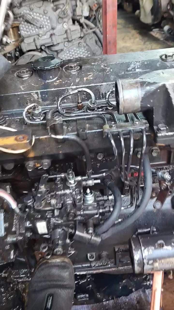 سلام عليكم موجود محركات كوماتسو 
جديدة وارد ياباني سعر 18$ 
***********
