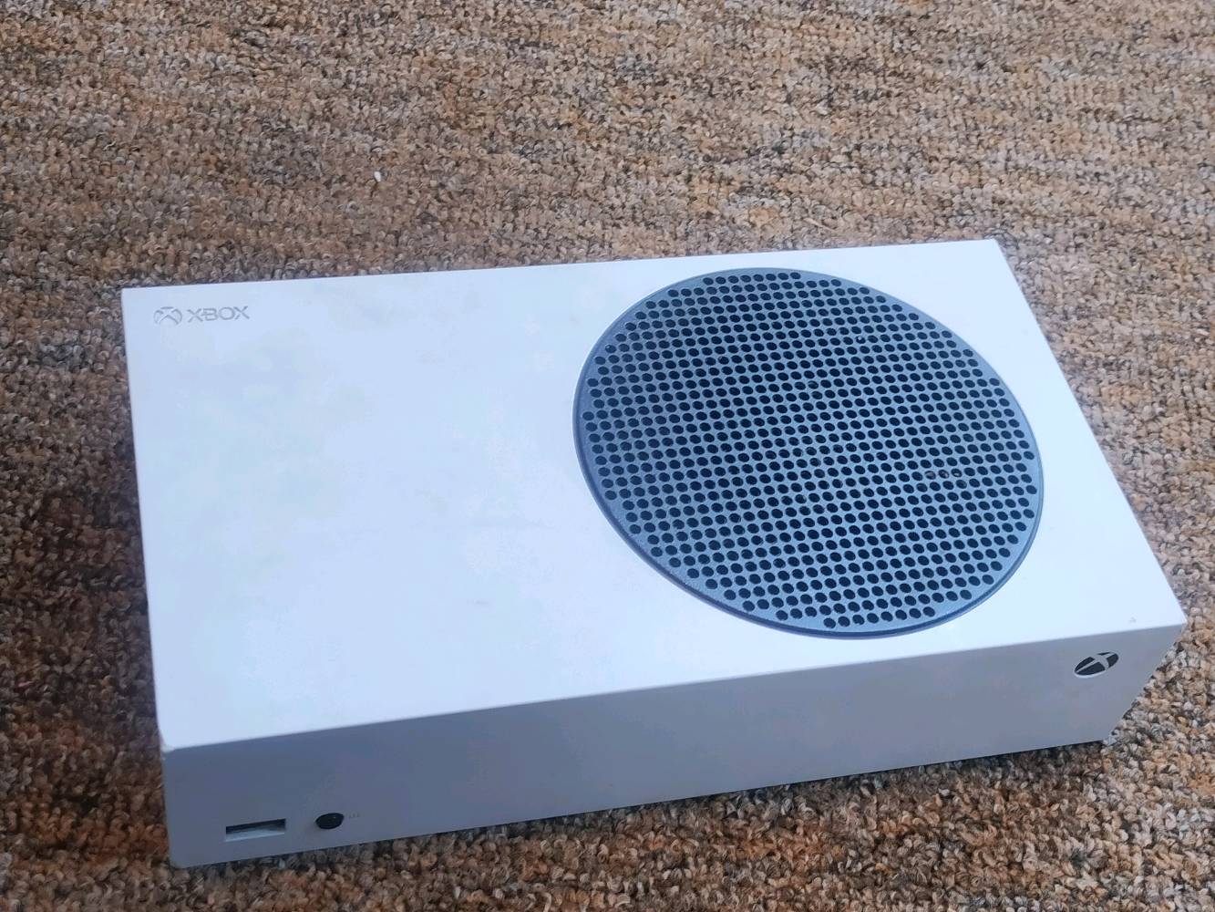 اكس بوكس سيريس اس مستعمل 
ملحقات كامل بدون الكارتون hdmi و كيبل الباور وجوستيك  

مكاني بصره شارع 14 تموز 
+ ما عندي توصيل تجيني للبيت تفحصة وتاخذة