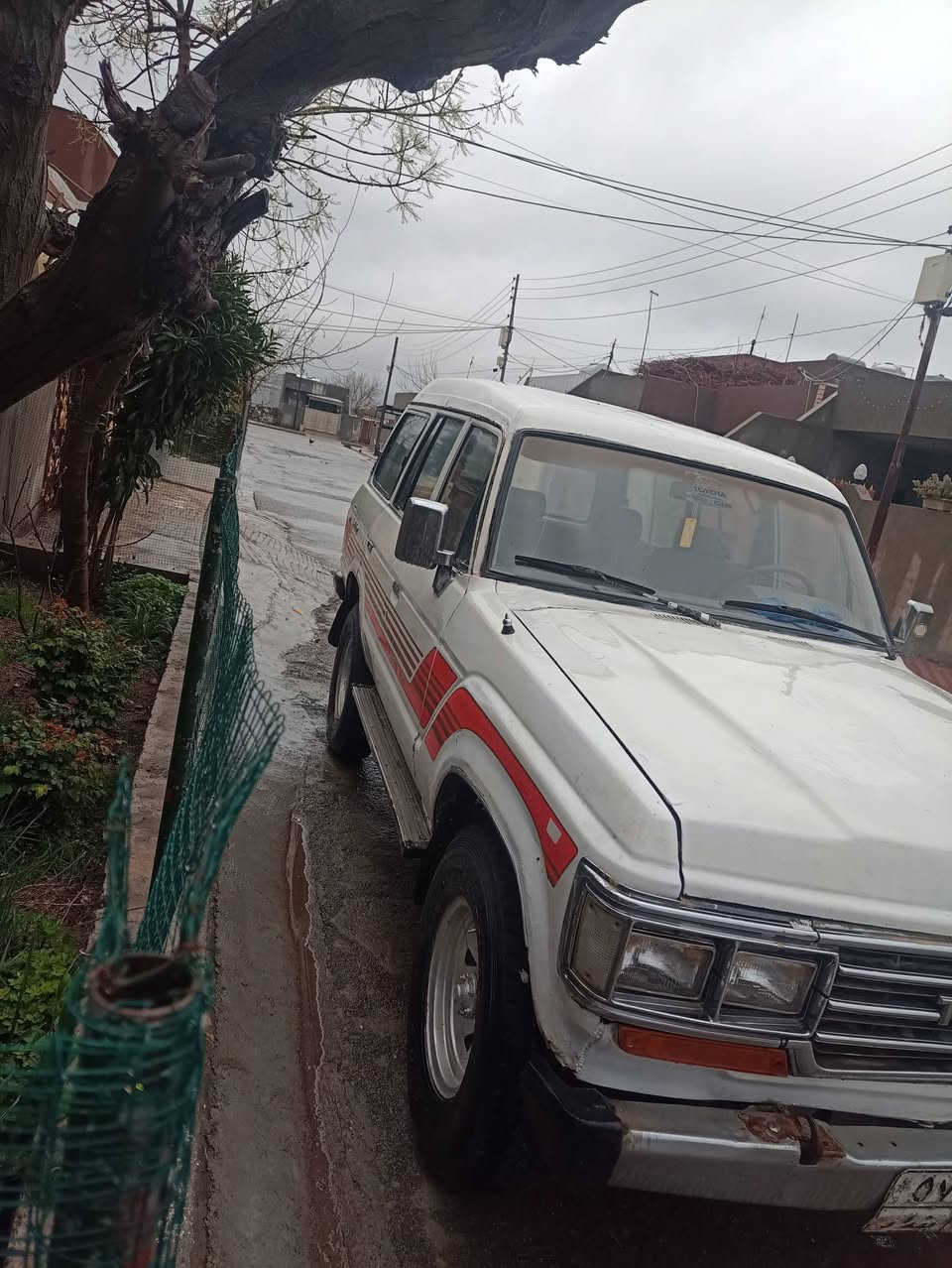 لاندكروزر 86سةقف بةرزچوار چرةية  تاقم پيشي تازةية دواي كامل داگيرةوةچوبنةو بؤل برين وشةفتةكاني دواي كامل دام گرتوو كاسكيتي تازةم بؤ بةستووة كاربيتةي تازة پاك كردؤتةوة تايةو ويلي تازةم بؤ بةستووة دةبؤي كلاجي سةرةوة خوارةوةم گؤريووة سؤندةي پاوةرم بؤ گؤريووة تةجيل و موكةبةرةي شازم بؤ بةستووة گيرو مةكينةودةبل اكسلي بةشةرتي 10فيتةر چكنيتي ئيش دةكات هيي مالي خؤمة تازة رؤنؤني مةكينةم گؤريوة هيي اگسلاكانيم گؤريوةچركةم تيا نةهيشتووة،لايت وبةگلايتي تازةم بؤبةستووة، ،سوكان پاوةرة نرخي 27گةلامةجال هةركةس مشتريية تلفون بكات يان ماسنجةرم بؤبنيرئ ***********..***********
