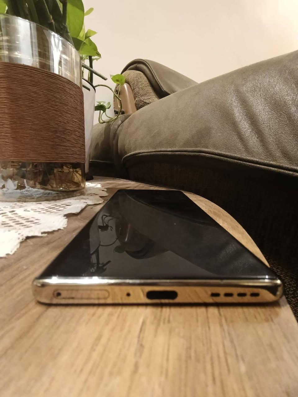 السلام عليكم، للبيع انفنكس نوت 40 برو 5G، الجهاز نظيف جدًا ومستخدم قليل, سعرة 225 الف قفل مكاني بغداد، للاستفسار *********** 
مواصفات الجهاز 👇🏻

⬅الشاشة من نوع AMOLED بحجم 6.78 إنش، تدعم 120Hz
⬅ المعالج MediaTek Dimensity 7020 بتقنية 6 نانو، ويدعم شبكات الجيل الخامس 5G.
⬅ذاكرة 256 برام 8 
⬅الكاميرا الخلفية: ثلاثية، الأساسية بدقة 108 ميجابكسل مع مثبت بصري (OIS) لمنع الاهتزاز أثناء التصوير
الأمامية: بدقة 32 ميجابكسل لصور السيلفي
⬅سعة البطارية 5000 مللي أمبير وتدعم الشحن السريع بقدرة 70 واط، ويدعم الشحن المغناطيسي 
⬅نظام الصوت: مزود بسماعات ستيريو مزدوجة تم ضبطها بالتعاون مع شركة JBL لتقديم تجربة صوتية محيطية
⬅: الجهاز مقاوم لطرطشة الماء والغبار بمعيار IP53، والشاشة محمية بطبقة من زجاج Corning Gorilla
⬅ يدعم خاصية الـ NFC، ويحتوي على مستشعر بصمة مدمج تحت الشاشة، ومنفذ IR للتحكم في الأجهزة الكهربائية
