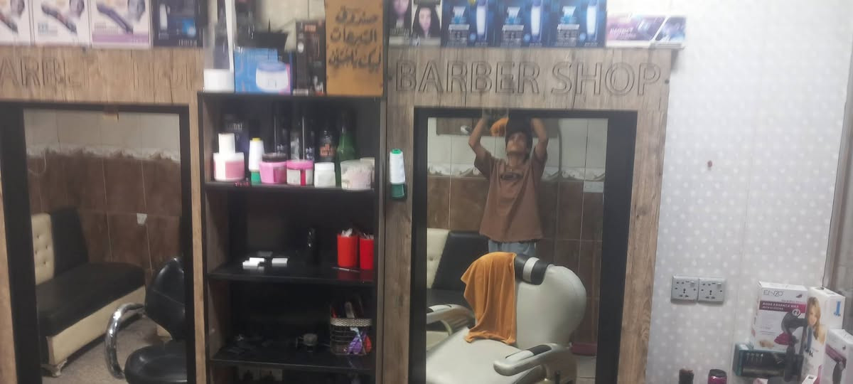 للبيع
ميز حلاقه  نضافه 100/70 لونه صاج فقط ميز 
السعر 125 العنوان بغداد المعامل الرقم ***********
