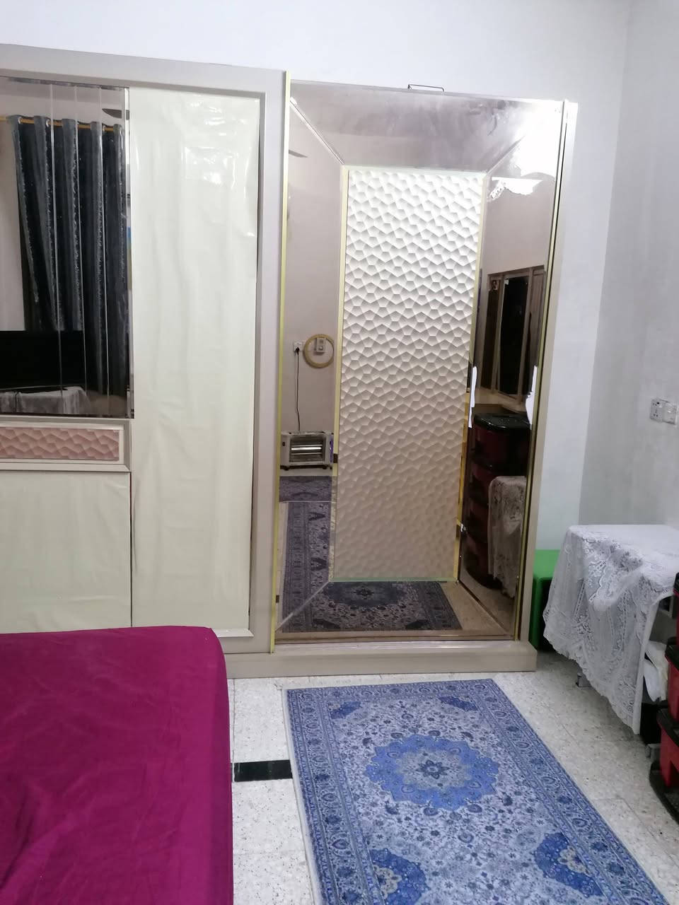 بسم الله،، غرفة تركية نوع ثقيل بلوك مستعملة 
للامانة السرير القديم ابو المخزن مالتها بدلنا بصوميا تفصال عند النجار والسچة مالت الكنتور شوية انحكت 
والشراي يراسلنا على هذا الرقم
***********
***********
ابو عبدالله
والعنوان الشعب الثعالبة الاولى والسعر مليون وبيها مجال
