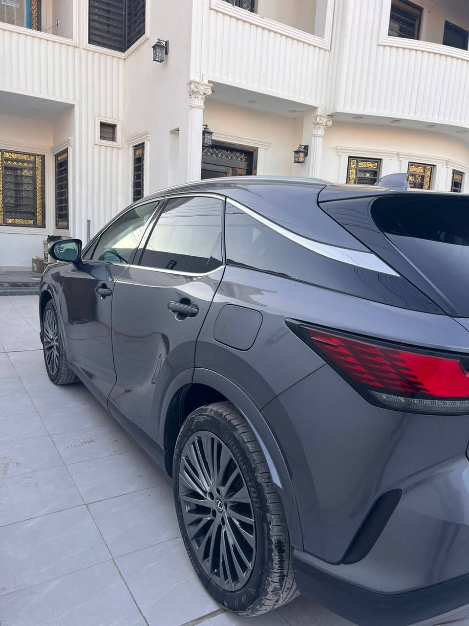 لكزز موديل 2023 
مواصفات RX350
الضرر خشم جاملغ السايق ربع الجاملغ صار بي صبغ 
خشم البنيد تعديل بارد 
وربع البنيد من يم الجاملغ انصبغ 
مواصفات ال rx350 معروفه تجي فول 
السياره بعد احلى من الصور 
السعر 360$ وبيه مجال 
المكان سامراء 
للاستفسار ***********
