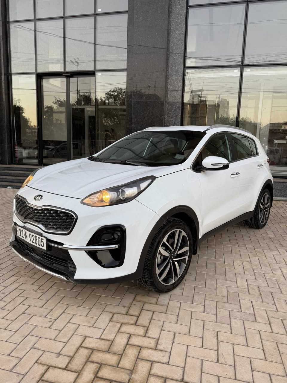 السلام عليكم 
سبورتج 2020 مكينة 2000 دوش مواصفات عادية 
داخل لونين تبريد قطعتين كامرة خلفية دوارة 
شاشة اريل نفكيشن
ماشية 85 حقيقي
بيها صبغ نص جاملغ امامي جهة السايق 
السعر 185 وبيها مجال
بغداد الكرادة 
***********
