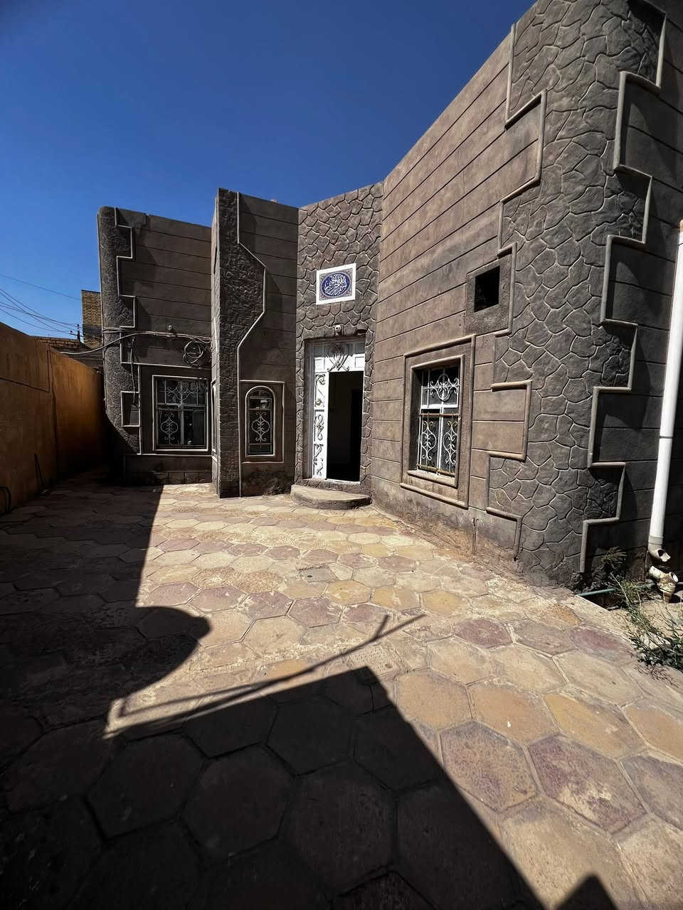 بيت طابق واحد بموقع استراتيجي (شارع السبيس)
معروض للبيع أو الإيجار، بأبعاد مميزة ومساحة واسعة تناسب أرقى المشاريع.
* الأبعاد والمساحات:
• المساحة الكلية: 350 متر مربع.
• مساحة البناء: 170 متر مربع.
• الواجهة: 25 متر (واجهة عريضة وممتازة تجارياً).
• النزال: 13 متر.
* تفاصيل العقار الداخلية والخارجية:
• التقسيم الداخلي: غرفتين، مطبخ، ديوانية مفتوحة على استقبال (شرحة ومساحة ممتازة لقاعات الانتظار أو المكاتب).
• التهوية والإضاءة: مناور تحيط بالبيت بالكامل لتوفير
إضاءة طبيعية ممتازة.
• المميزات الخارجية: حديقة، بالإضافة إلى محلات ملحقة جاهزة للاستثمار والإيجار.
العقار مثالي جداً ليكون
(مجمع طبي | مدرسة أهلية | حضانة نموذجية | مقر
لشركة | مخزن تجاري)
أ للاستفسار ولمزيد من المعلومات، يرجى الاتصال على الرقم:
***********(لايحتوي على واتساب )
