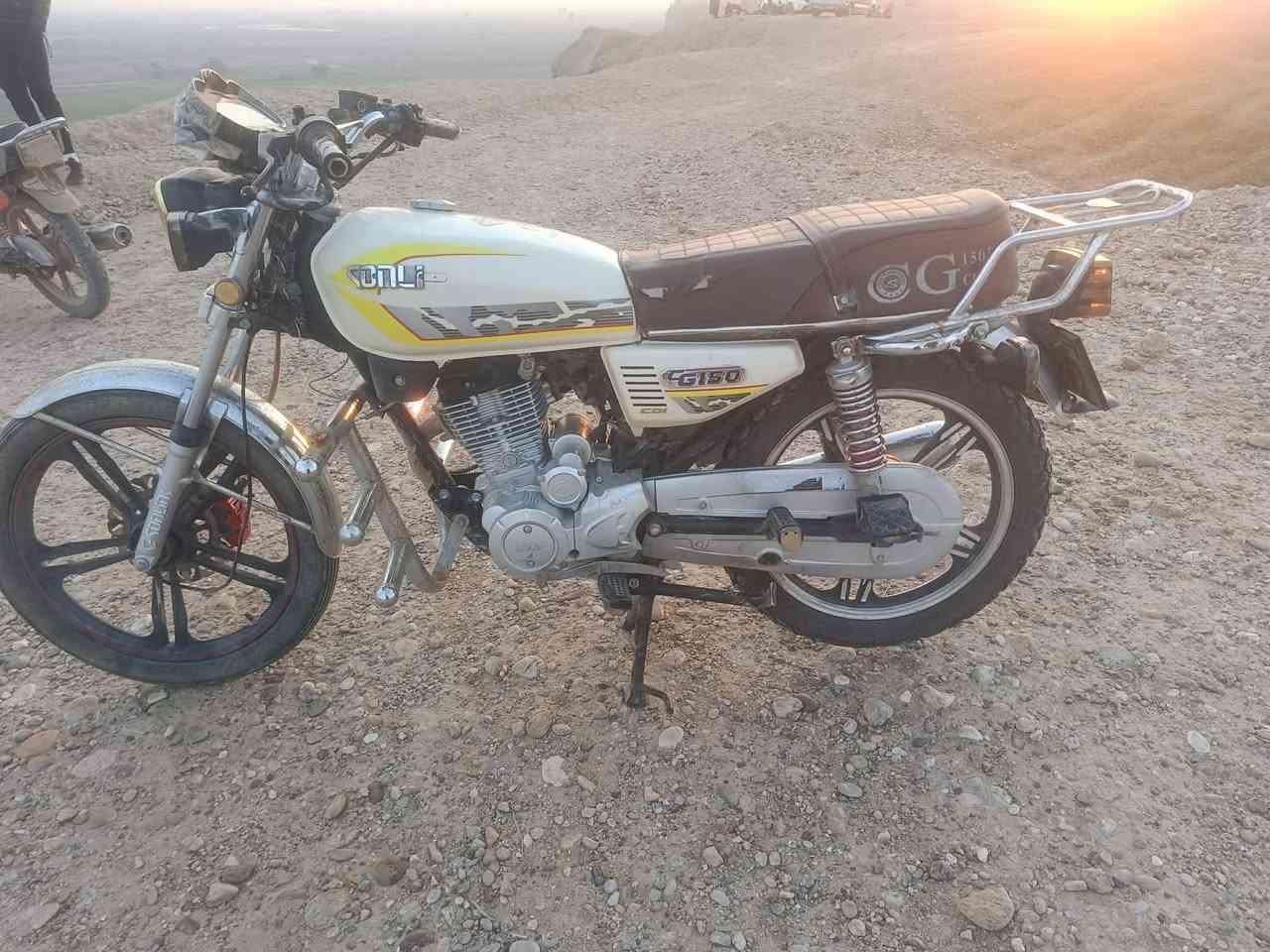 السلام عليكم
للبيع أو مراوس بأربعه كير

سولنك2023

محرك مامفتوح شرط

كهرئيات كلها شغاله سلف

شاشه باتري جديد

تايرات جدد سويج وكنترول بلادي

السعر:550وبي مجال للشراي

للاستفسار/***********
