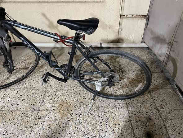 دراجه هوائيه حجم 27
نوعيه TERK اصلي

السعر 180 الف شبه جديد 

الضرر كما بل صوره انكسر في الحاويه بل نقل بس سويته عند الحداد ومابيه شي

للاستفسار ***********

المكان الموصل الجانب الأيسر
