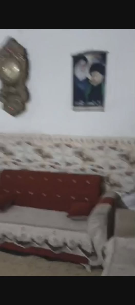 دار للبيع  مساحه 120م  قاط واحد بغداد حسينيه مسقط شارع شركه خلف تجاري  بشارع سواق ابو محمد الدراجي  سعر 40 
غرفت نوم 
ستقبال 
مطبخ 
صحيات دخليه خارجيه 
منوار دخلي وخارجي 
ملاحظه: لبيت يردله ترميم 
ولبيت مواجر 150.الف
***********
*********** فقط بي وتساب
