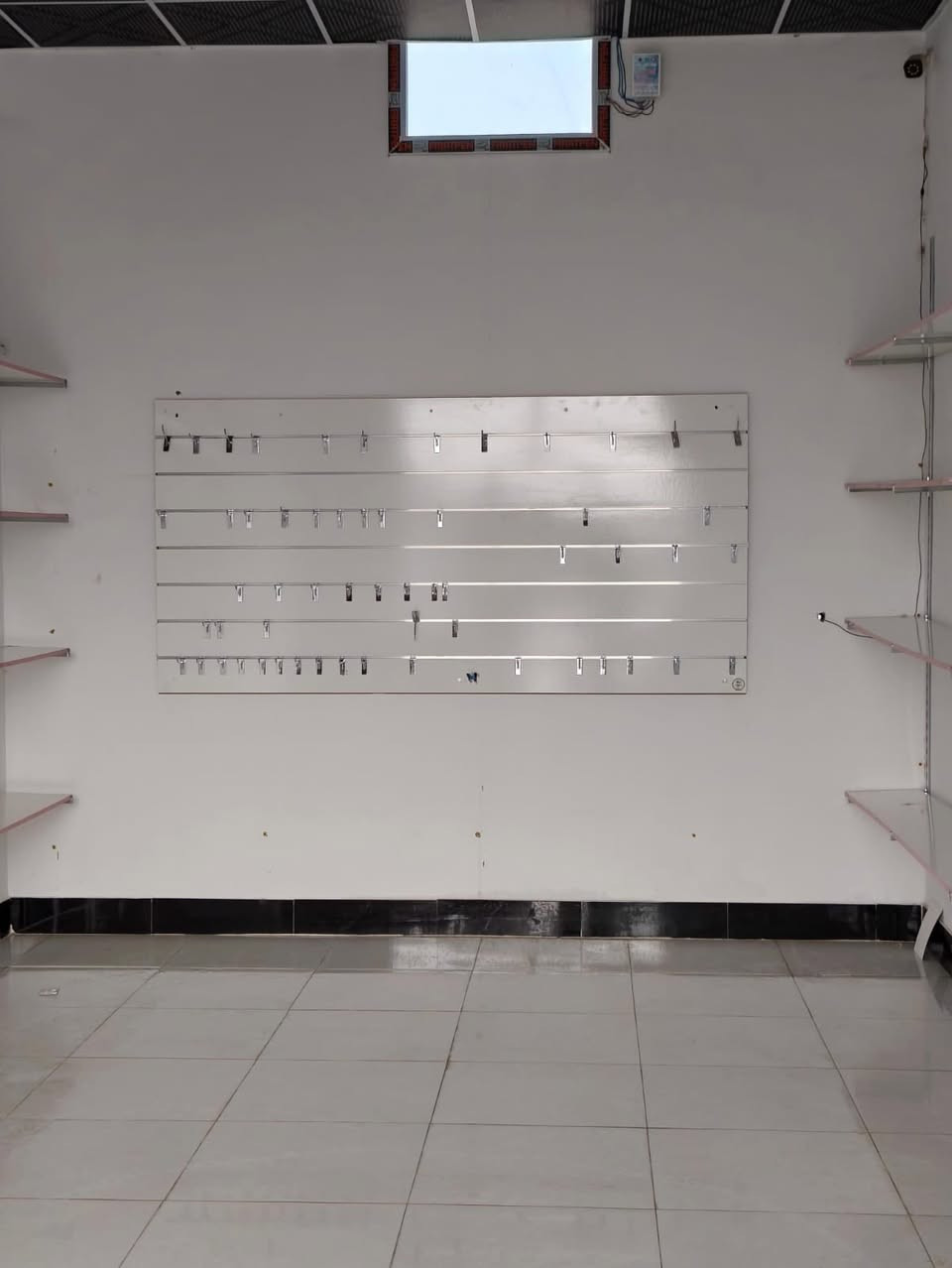 مكلف بالنشر
رفوف خشبيه درجه اولى مع الاطار 
+ سكك حديد جداريه + جناكيل 
شغلهن جديد كلفني ويه شغلهن ٥٠٠ 
نهايتهن ٤٠٠ للشراي فقط 
للاتصال : ***********
