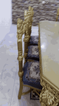 ميز ملكي يحتوي على 8كراسي نضيف اخو الجديد  قليل الاستعمال    سبب البيع...