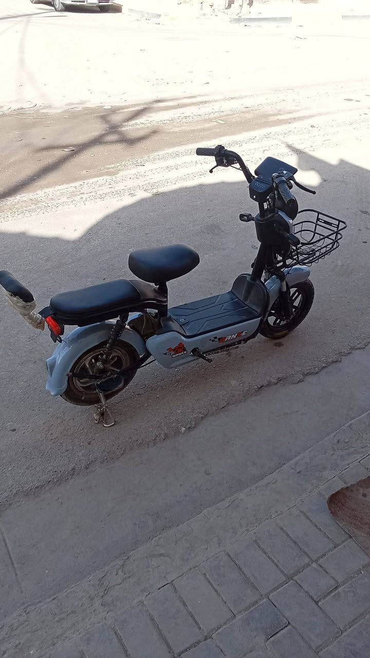 السلام عليكم دراجه شحن للبيع تايرات جدد اشاير جدد لايت زنون المكان بصره السعر 250 وبيهه مجال الرقم ***********
