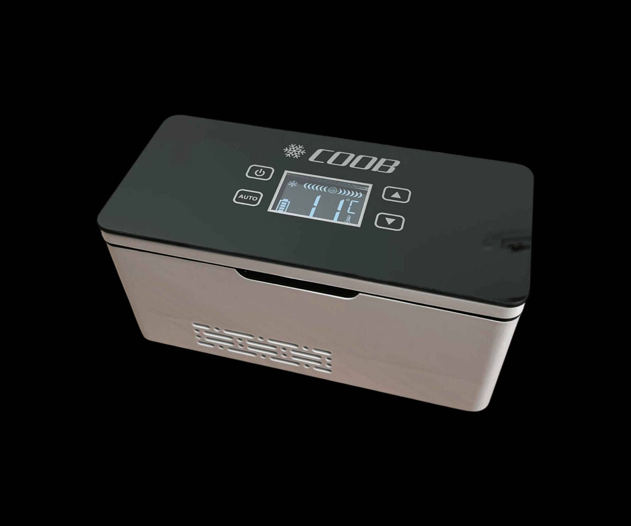 الاستخدامات

حفظ الأنسولين والأدوية الحساسة للحرارة أثناء السفر أو التنقل

مثالية للاستخدام في المنازل، المكاتب، المستشفيات، الصيدليات، والسيارات

مناسبة لحفظ الإنترفيرون، اللقاحات، والمستحضرات البيولوجية الأخرى التي تتطلب تبريدًا ثابتًا

مفيدة للمرضى الذين يحتاجون لنقل أدويتهم بأمان في الرحلات الطويلة أو درجات الحرارة العالية

المميزات

تعتمد على تقنية التبريد الحراري بالشرائح شبه الموصلة (Semiconductor Cooling) لتوفير تبريد فوري وثابت بدون ضوضاء أو انبعاثات

شاشة LED ذكية تعرض درجة الحرارة الحالية والطاقة وحالة المروحة بوضوح

إمكانية التحكم بدرجة الحرارة من 0 إلى 18 درجة مئوية حسب الحاجة

نظام طاقة مرن يعمل بعدة طرق

1. بطارية ليثيوم مدمجة قابلة للشحن (نموذج NCR18650B)
2. محول كهربائي منزلي AC 220V
3. كابل USB للطاقة عبر السيارة أو الباور بانك

مدة تشغيل البطارية من 4 إلى 10 ساعات حسب درجة حرارة البيئة

خاصية الشحن الذكي التي تسمح باستخدام الجهاز أثناء الشحن

تصميم مدمج وخفيف الوزن يسهل حمله في الحقيبة أو السيارة

نظام أمان مدمج للحماية من الحرارة الزائدة أو الشحن المفرط

تبريد سريع مع مروحة تبديد حرارة فعّالة تضمن ثبات الأداء

المواصفات التقنية

نطاق التبريد: من 0 إلى 18 درجة مئوية

الجهد الكهربائي: DC 5V خارجي

قدرة التشغيل: 10 واط عند استخدام الكهرباء الخارجية  5 واط عند استخدام البطارية

محول الطاقة: إدخال AC 220V، إخراج DC 5V 3A

سعة البطارية: 1600mAh – بجهد 3.7 فولت

عمر البطارية: من 4 إلى 10 ساعات حسب درجة الحرارة المحيطة

مدة الشحن: 3–5 ساعات أثناء التشغيل، أو 2–3 ساعات في وضع الإيقاف

التبريد: بدون فريون – صديق للبيئة

الملاحظات

يمنع وضع سوائل مباشرة داخل الثلاجة لتفادي التلف

يجب الحفاظ على فتحات التهوية غير محجوبة أثناء الاستخدام أو النقل

يُفضل شحن البطارية كل 3 أشهر عند عدم الاستخدام الطوي بغداد, العراق


**إذا كنت صاحب هذا الإعلان وتريد حذفه لأي سبب، رجاءا أرسل رسالة إلى الدعم الفني**