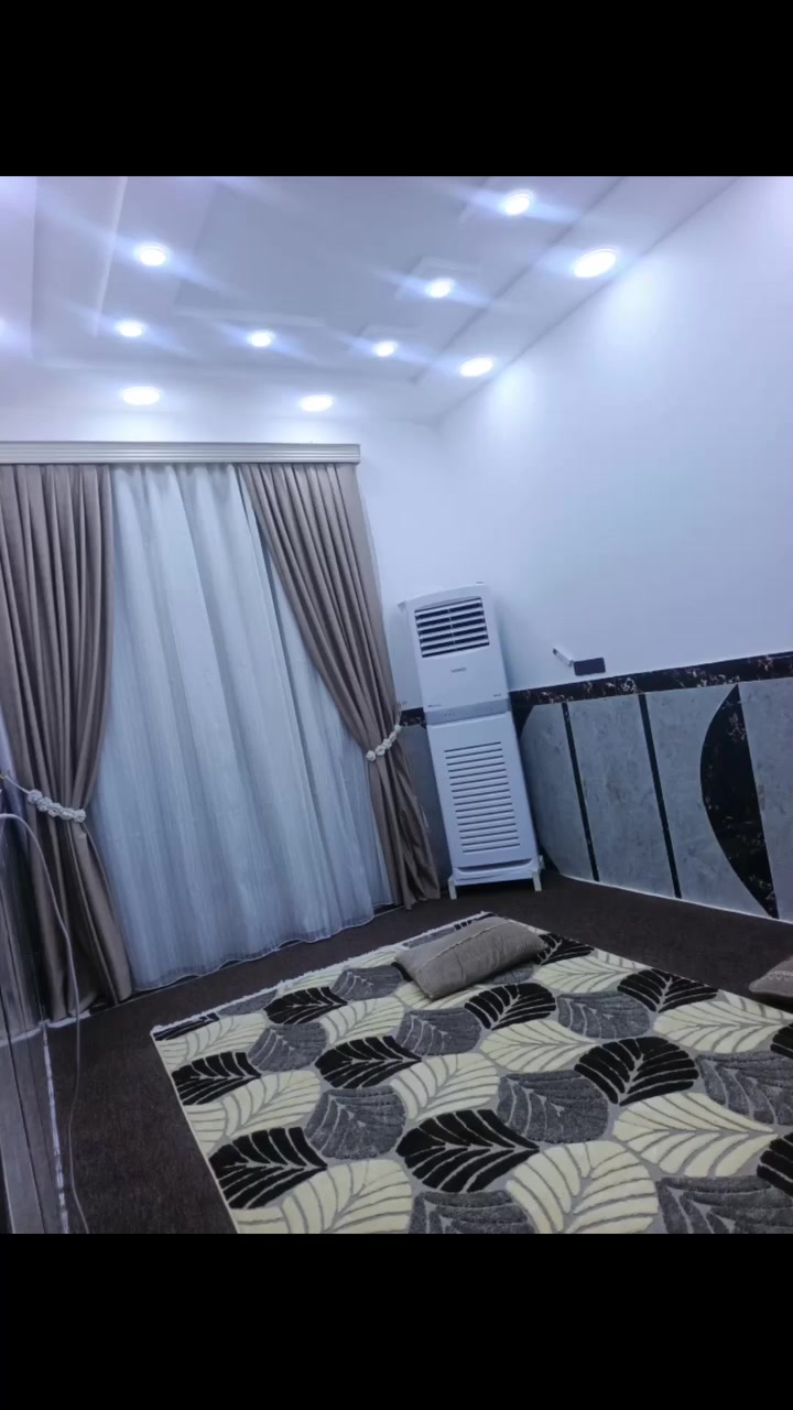 ياالله
سلام عليكم
الدار البيع طابو زراعي 
بناء حديث ومسلح ودرجة أولى 
مساحه ((100)) متر طولاني
حي لحسين جديد منطقة أبو حوراء 
يحتوي على استقبال وصاله ومطبخ وغرفة نوم وحمام داخلي وصحيات خارجيه البيت جاهز السكن يعني تكعد
بي ما تبدل شي كله حديث الله شاهد
استفسار اتصل🗣📲📞
((***********)) ((***********)) اخوكم أبو عراق...
