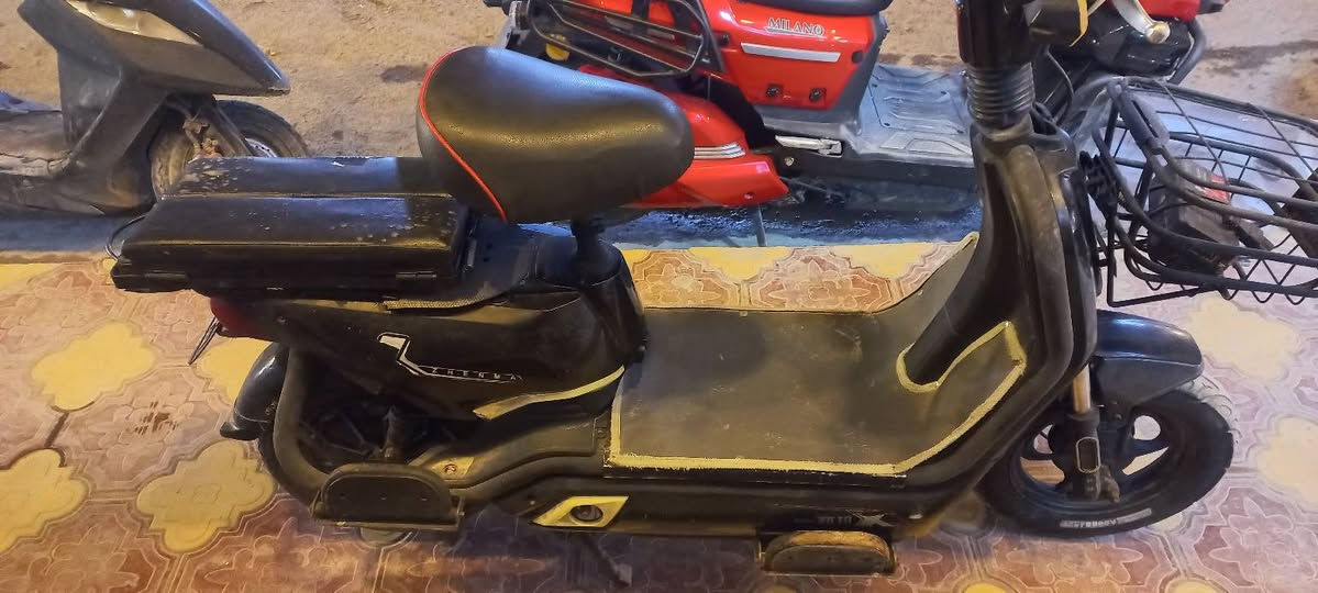 دراجة شحن للبيع
تتحمل وزن 300 كيلو 
5 بطاريات 18امبير 12فولت يعني الصغار
بطارياتهه مستعملة شهرين فقط 
ملفهه 350 واط تمشي بالعداد بال٧٠ وحقيقي بال٣٠
ناقصه شاشة فقط 
سعرهه ب300الف وبيهه مجال للطيبين
للإستفسار واتساب ***********
