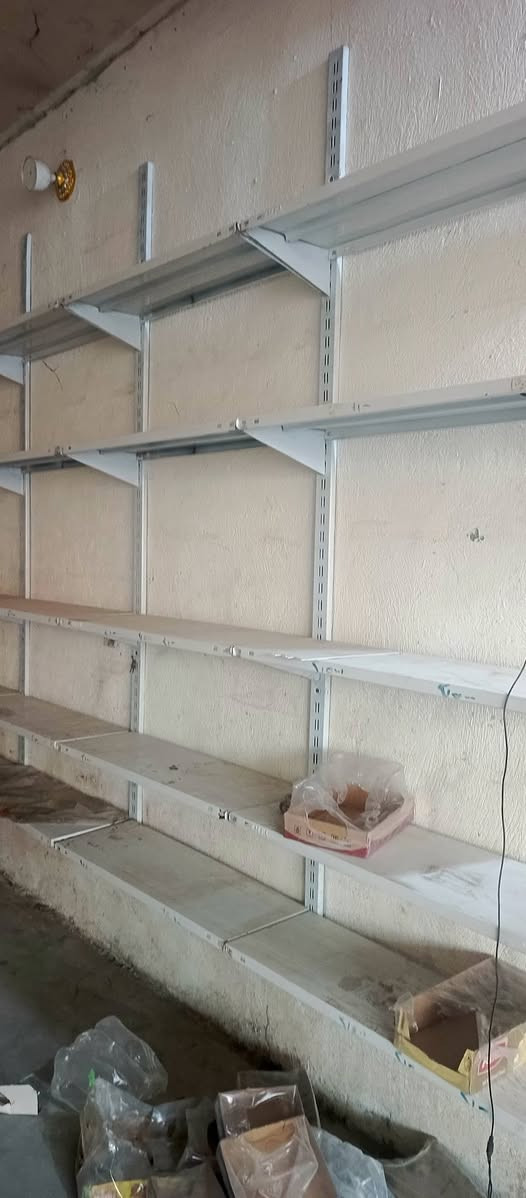 رفوف للبيع نضيفات المكان الشيخ حمد للاتصال ***********
