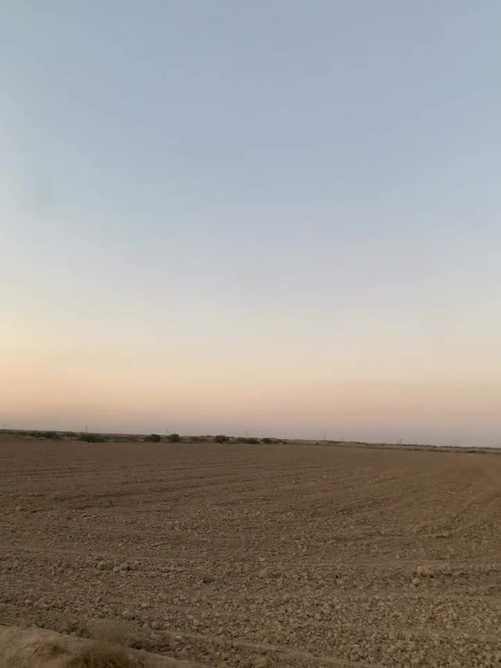 📢 أرض مميزة للبيع (أو للاستثمار) – فرصة لا تعوّض! 🌟
لكل من يبحث عن الراحة، المساحة الواسعة، وجاهزية السكن.. متوفرة الآن أرض بمواصفات مثالية:
 📐 المساحة: 8 دوانم.
 🏡 طبيعة الأرض: صالحة للعيش والسكن الفوري (موقع ممتاز وبيئة مريحة).
 ⚡ الخدمات: متوفر بها شبكة كهرباء واصلة وشغالة بشكل كامل، بالإضافة إلى الخدمات الأساسية القريبة.
✨ مميزات الأرض:
 مساحة واسعة تمنحك الحرية لإنشاء (بيت العمر، مزرعة شخصية، أو مشروع استثماري ناجح).
 تربة وبيئة ممتازة ومناسبة جداً للاستقرار والعيش بعيداً عن صخب المدينة وفي نفس الوقت قريبة من الاحتياجات اليومية….الارض عقد زراعي قانون 
35 📉وقريباا يصبح قانون 24 
 ملاحضه 📍: الارض مجاوره للمدينه علي الوردي🌇 لاذلك تعتبر عقار ممتاز حاضر ومستقبل ..
📍 الموقع: [ بغداد تقاطع النهروان مشروع 9 نيسان]
📞 للاستفسار والتواصل: [***********]

