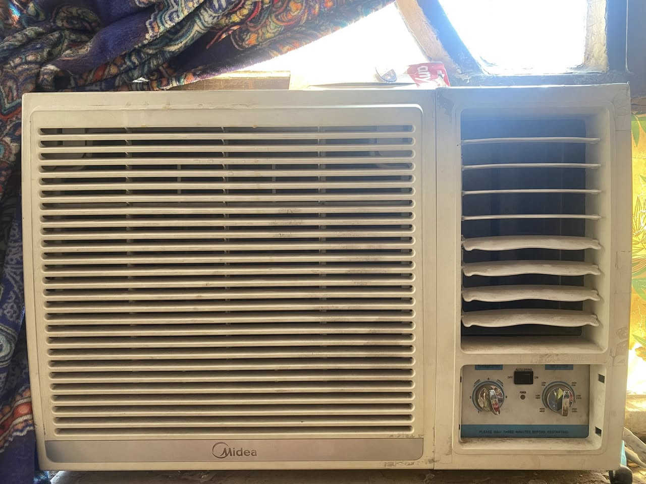 السلام عليكم مبرد ٣سرعات جديده كلش العالميه ضمان مشتغله موسم واحد ومكيف ٢طن جديد بلادي تبريد وتدفه للبيع ثنينهن ٥٠٠ الشعب حي التجار ***********
