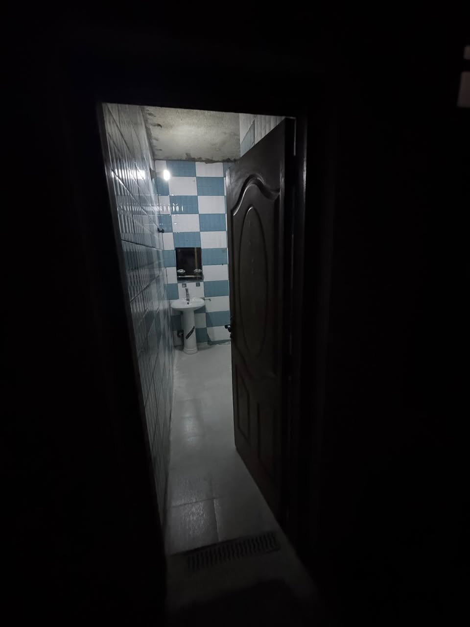 للإيجار بيت طابق أول معزول عزل تام
غرفة نوم + صالة + مطبخ + خدمات
البيت نظيف جداً 
ايجاره 650 الف وبي مجال
***********
