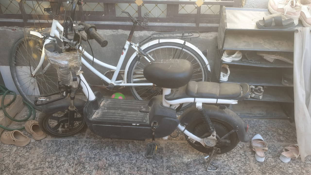 سلام عليكم دراجه شحن نضيفه كلش بس متروك ماعرف عاوزه بطاريات حتمال بس شاحنه سعر ٧٥ دور نفط ***********
