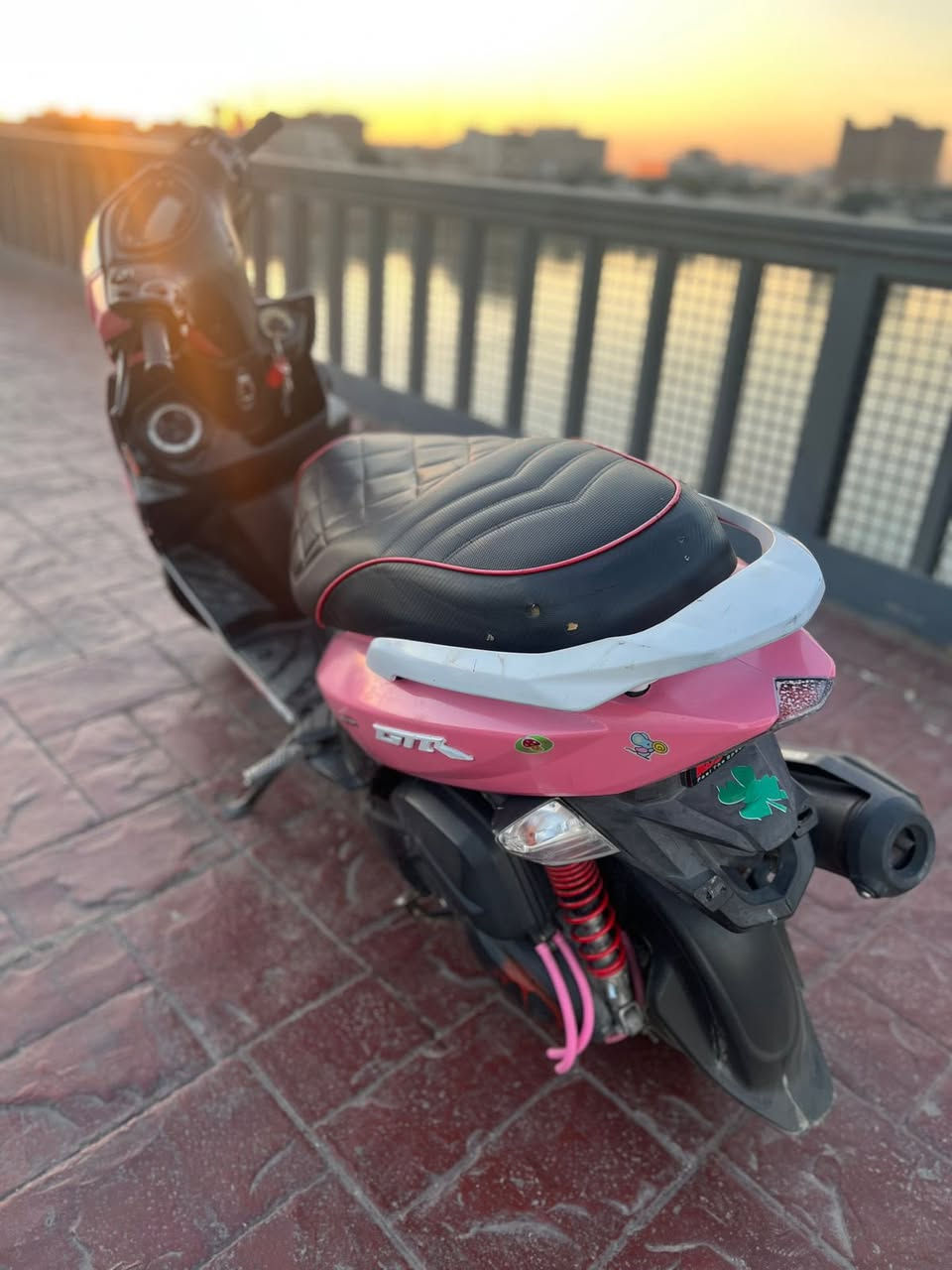 جي تي ار 2013
الدراجة كلها بلاديه جانت سوده صبغتها وردي للجماليه

شاشه 3 الوان 

شلعه ومعدل 

كهربائيات كلها شغاله

نكره 24 ساعه 

للبيع او مراوس حسب القناعه

***********
