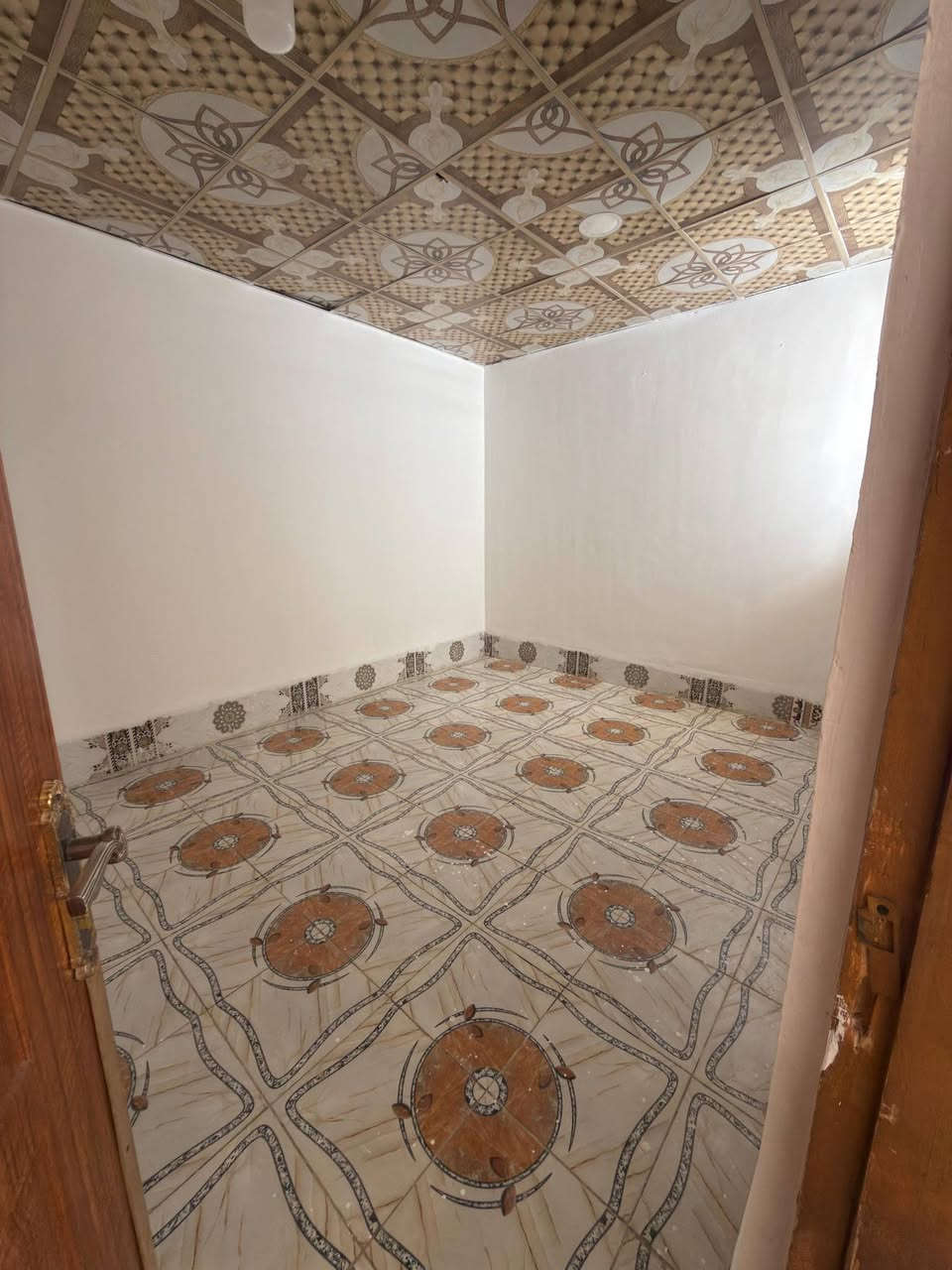 السلام عليكم
بيت للايجار 50م كامل وجاهز للسكن حي النداء مقابل مول بغداد *********** تفاصيل داخل الفيديو
