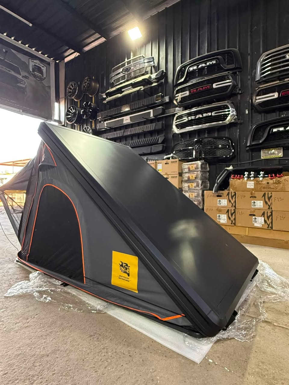 خيمة سقف السيارة متوفرة الان 
لدينا افظل جودة وأعلى مواصفات ألمنيوم 
من براند IRAQ TRUCKS CENTR

خيمة سقف سيارة من الألومنيوم�1.3 متر
المو أصفات الخيمة كالتالي:
1.اطار من الألومنيوم، لوح السرير والغطاء من الألومنيوم على شكل
خلية نحل
2.القماش من قماش البوليستر والقطن المقاوم للتمزق بوزن 320 غرام
3.جميع الأبواب والنوافذ مزودة بنوافذ شبكية عالية الكثافة.
4. إضاءة LED قابلة للتعديل بثلاثة ألوان يتم التحكم بها عن طريق جهاز تحكم
عن بعد
5 مرتبة إسفنجية بسمك 5 سم مع غطاء مخملي
6. شريط دعم من فولاذ المنغنيز بقطر 5 مم
7. حقيبتان للأحذية
8.   سلم تلسكوبي من سبانك الألومنيوم بطول 2.3 متر

📍📍العنوان ::👇
‏‎بغداد _شارع فلسطين _مقابل محطة وقود باب المعظم  و الاسواق المركزية مال مستنصرية 
داخل الفرع اول كراج على اليمين‎
مركز تراكات العراق 🇮🇶 

متواجدين كل ايام الأسبوع عدا يوم الجمعة  من الساعة التاسعة صباحاً وحتى الساعة السابعة مساء 
‏‎
‏‎يوجد توصيل لجميع محافظات العراق 🇮🇶  يرجى الاتصال خلال اوقات الدوام 
***********
***********
📍موقعنا مثبت على خرائط كوكل و ويز👇
استخدم Waze للقيادة إلى Baghdad - بغداد: https://waze.com/ul/hsvztdruvs
