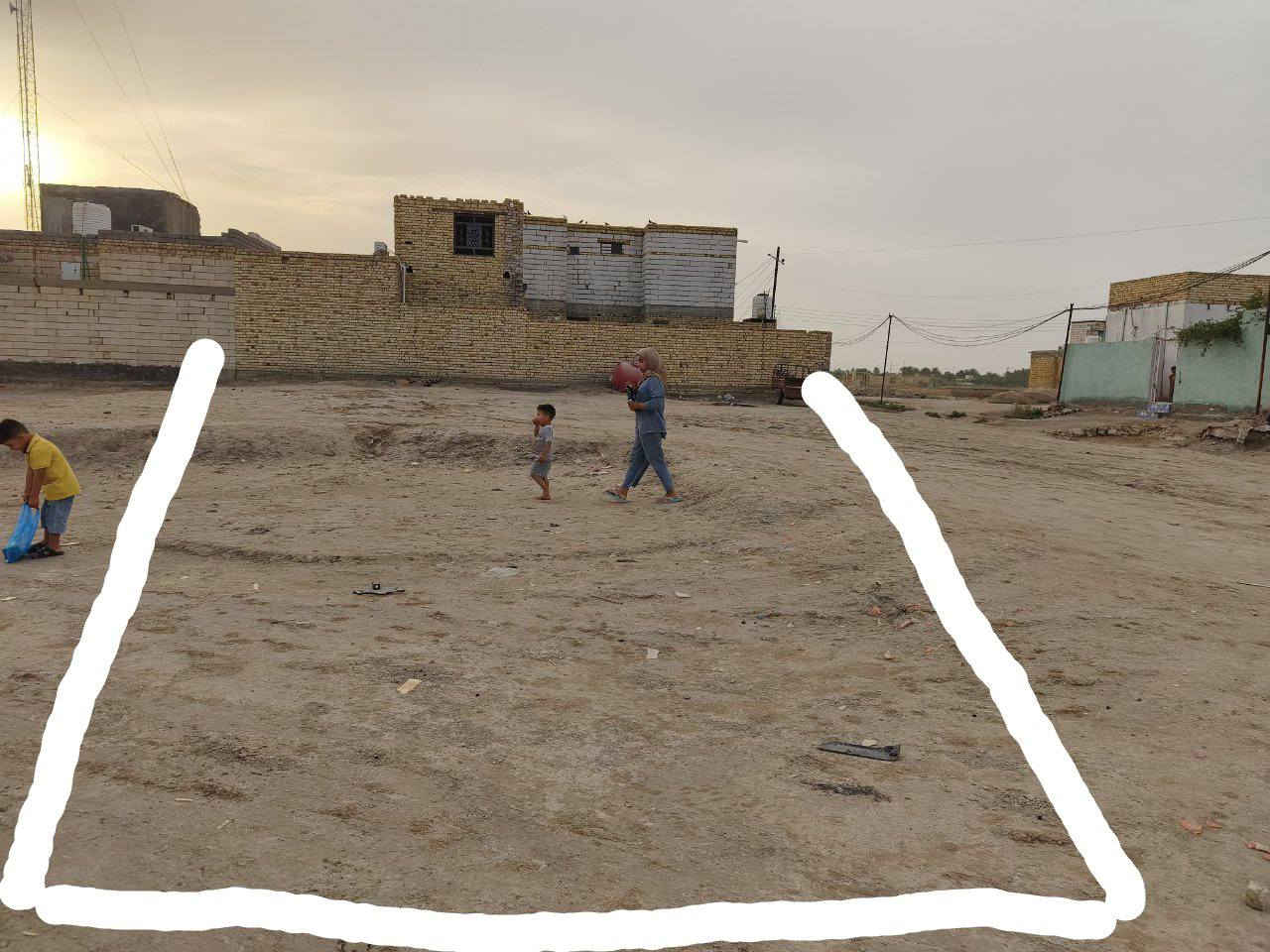 السلام عليكم ورحمة الله وبركاته

قطعة زراعي للبيع المساحة 600متر (30*20)
ماء كهرباء مجاري موجود
القطعة مدفونه دفان عالي غير محدولة
المدرسة الصينية قريبة 100متر كما موضح في الصورة
شوارع تبليط تبعد عن القطعه 60متر فقط 
في شارع أم البنين من جهة الفضلية 
السعر مناسب  27 وبي مجال 
للتواصل واتس (***********)
