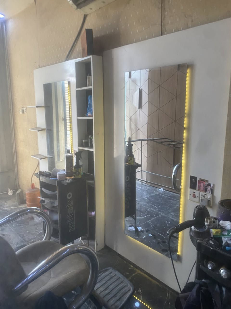 *********** ميز عدد٣ مرايه 3d+عربانتين+كرسي للاستفسار الاتصال على الرقم
