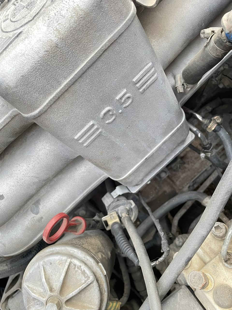 بي ام 535. حجمها مكينه قبل سبوع شادها جديده كيرها مفلش لاويل بم يعني متمشي حاليا. ابيع كوم حديد لان راعيها يوميه باجر وباجر.   احولك ويوميه عذر ابيع. هيج صوليه ارقام وسنويه وتكفل من كلشي مكاني محموديه السعر 18 ورقه قفل قفل
  لو تفصخها هم تجيب20  ورقه اقل شي بس ماعدي مجال 
***********
