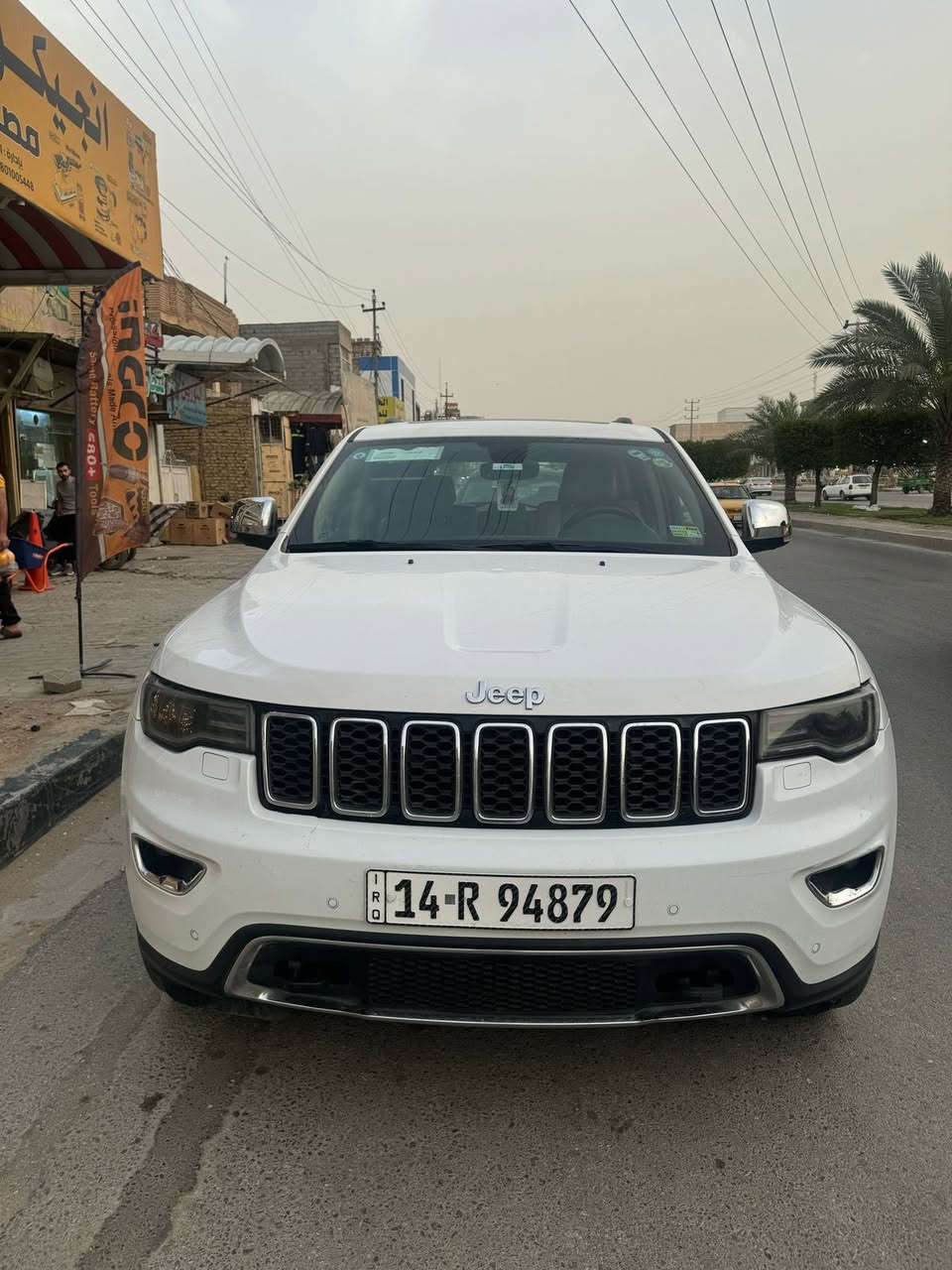 سلام عليكم 
🌷كلشي مذكور بالمنشور 🌷
جيب خليجي گراند شيروكي 2018 
لمتد بلص( limited plus) فول للاخير 
ثلاث شاشات
رقم بصرة 
كامرة حساسات خلفية امامية  
مري شفط وقلاب  وتعتيم ضوء العالي 
اوتو ستوب 
اوتو ستارت اطفاء المحرك في الازدحامات لتقليل الصرف 
نظام سبورت و اقتصادي 
سقف بنوراما 
كراسي كهرباء و تدفئة و تبريد 
ستيرن  كهرباء و هيتر 
كراسي راكب تدفئة 
جنطة كهرباء 
قطعتين تبريد 
لايتات وبروجكترات زنون
سيارة ماشية 119 ميل  
ملاحظة :
السيارة بيها مكان واحد بارد و حالوب بالبنيد فقط بدون تكم ولا قمارة
السعر ٢٥٠ ورقة
مكانهة بصرة زبير 
***********
